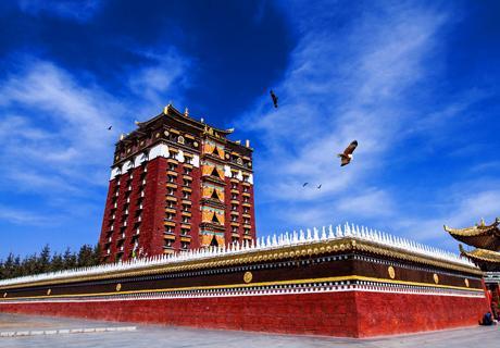 甘肃安多藏区米拉日巴佛阁 安多藏区最主要的寺院之一