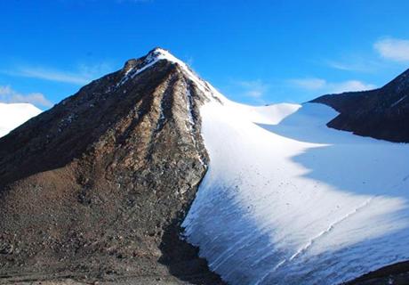 新疆天山乌鲁木齐河源1号冰川，有“冰川活化石”之誉