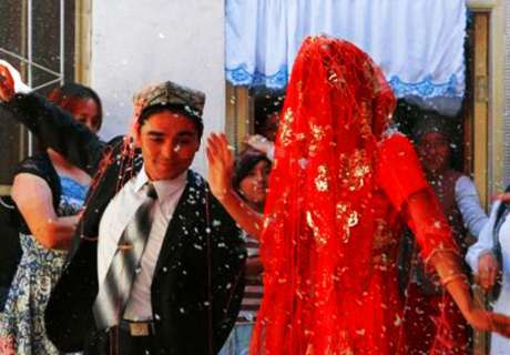 新疆少数民族先“嫁”后“娶”的塔塔尔族婚俗